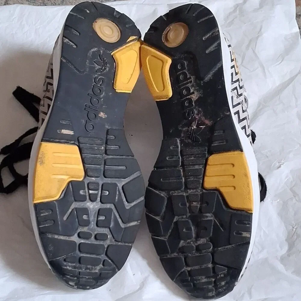 Adidas black / white zigzag pattern men's shoes size 7 yellow lining SHW 675001